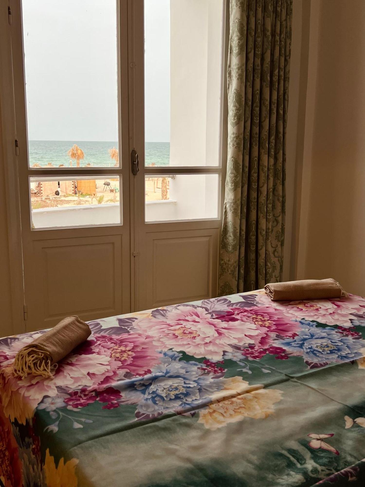 Appartement Vue De Mer Pied Dans L'Eau Gabès Esterno foto